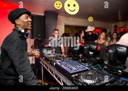 Feu Paul trouble Anderson DJing à une fête privée dans le sud de Londres Banque D'Images