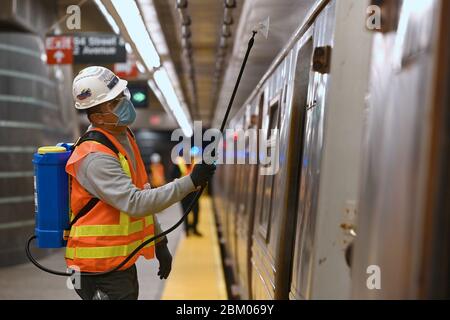 New York, États-Unis. 05e mai 2020. Un nettoyeur contractuel pour le MTA vaporise du désinfectant autour des portes d'une voiture de métro à la station 96th Street/2nd Ave., à New York, NY, le 5 mai 2020. Dans un mouvement sans précédent prévu, le système de métro de New York City sera fermé de 1 h 00 à 5 h 00 pour le nettoyage et la désinfection systématiques de toutes les voitures de métro afin de freiner la propagation de COVID-19. (Anthony Behar/Sipa USA) crédit: SIPA USA/Alay Live News Banque D'Images