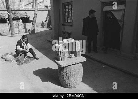 En 1999, dans le comté de Fengxiang, province de Shaanxi, un sanctuaire temporaire devant des maisons résidentielles Banque D'Images