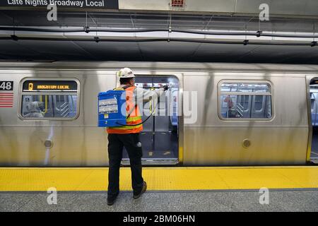 New York, États-Unis. 05e mai 2020. Un nettoyeur contractuel pour le MTA vaporise du désinfectant autour des portes d'une voiture de métro à la station 96th Street/2nd Ave., à New York, NY, le 5 mai 2020. Dans un mouvement sans précédent prévu, le système de métro de New York City sera fermé de 1 h 00 à 5 h 00 pour le nettoyage et la désinfection systématiques de toutes les voitures de métro afin de freiner la propagation de COVID-19. (Anthony Behar/Sipa USA) crédit: SIPA USA/Alay Live News Banque D'Images