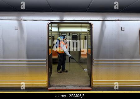 New York, États-Unis. 05e mai 2020. Un nettoyeur contractuel pour le MTA vaporise du désinfectant autour des portes d'une voiture de métro à la station 96th Street/2nd Ave., à New York, NY, le 5 mai 2020. Dans un mouvement sans précédent prévu, le système de métro de New York City sera fermé de 1 h 00 à 5 h 00 pour le nettoyage et la désinfection systématiques de toutes les voitures de métro afin de freiner la propagation de COVID-19. (Anthony Behar/Sipa USA) crédit: SIPA USA/Alay Live News Banque D'Images