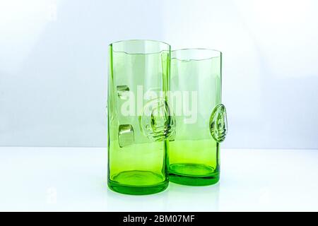 Verres à bière sur la table blanche de couleur verte Banque D'Images