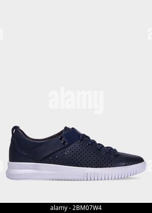 Sneakers en cuir d'été bleu pour homme avec perforations et semelle blanche. Chaussures de sport pour Homme. Style sport. Isolé sur un fond blanc. Banque D'Images