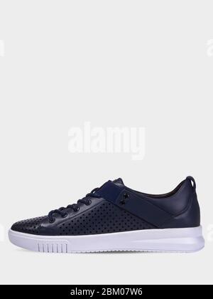 Sneakers en cuir d'été bleu pour homme avec perforations et semelle blanche. Chaussures de sport pour Homme. Style sport. Isolé sur un fond blanc. Banque D'Images