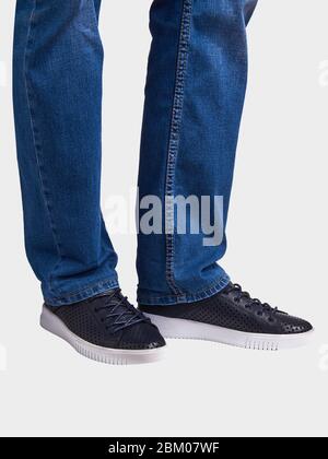 Sneakers en cuir d'été bleu pour homme avec perforations et semelle blanche. Chaussures de sport pour Homme. Style sport. Isolé sur un fond blanc. Banque D'Images