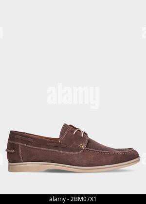 Mocassins d'été en daim marron pour hommes avec lacets et semelles beiges. Isolés sur fond blanc. Style été pour homme. Style classique pour Homme. Banque D'Images