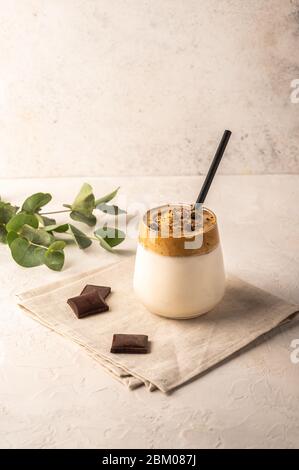 Café de la Dalgona fait maison. Boisson fouettée crémeuse et tendance, faite de café instantané, de sucre et de lait Banque D'Images