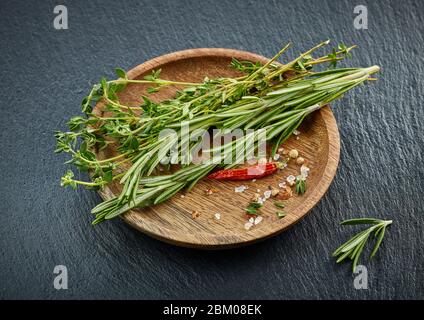 diverses herbes et épices sur une table en bois Banque D'Images