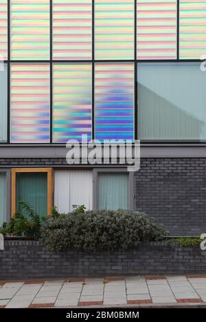 Modern 2000 Iridescent Colors Maisons Peabody abordables et économiques sur Evelyn Road, Newham, Londres E16 1TU par Niall McLaughlin Architects Banque D'Images