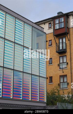 Modern 2000 Iridescent Colors Maisons Peabody abordables et économiques sur Evelyn Road, Newham, Londres E16 1TU par Niall McLaughlin Architects Banque D'Images