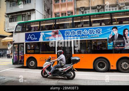 Hong Kong, 11 avril 2020 autobus avec des annonces pour les agents de désinfectant pour lutter contre l'infection par le virus corona. Steeds meer reclame in het openbaar vervoer e Banque D'Images