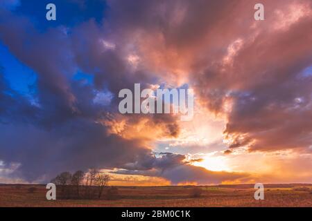 Coucher de soleil coloré sur les champs de la ferme en Lituanie Banque D'Images