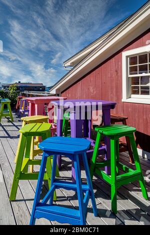 Tabourets en bois colorés par Red Building Banque D'Images