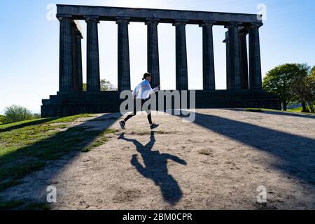 Edimbourg, Ecosse, Royaume-Uni. 6 mai 2020. Le soleil sans vent et le temps sans vent ont prouvé de belles conditions pour une femme jogging prenant l'exercice quotidien pendant le covid-19 verrouillage sur Calton Hill à Édimbourg aujourd'hui. La célèbre destination touristique était pratiquement déserte, avec seulement des joggeurs et des randonneurs locaux profitant du soleil. Iain Masterton/Alay Live News Banque D'Images