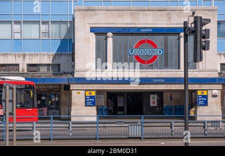 Morden, Londres, Royaume-Uni. 6 mai 2020. Le centre-ville de Morden, situé à l'extrémité sud du tube de la ligne Nord, reste déserté le jour 44 du confinement du coronavirus. La station de métro Morden est ouverte pour les voyages mais très calme, avec des bus qui circulent presque vide du stand devant la gare. Crédit: Malcolm Park/Alay Live News. Banque D'Images