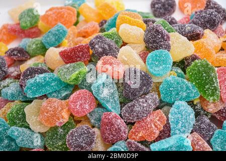 Bonbons de haricots gélifiés Gumdrops sous forme de framboises et de mûres dans une boîte à vendre sur un marché pendant la fête alimentaire. Dessert de fête pour enfants Banque D'Images