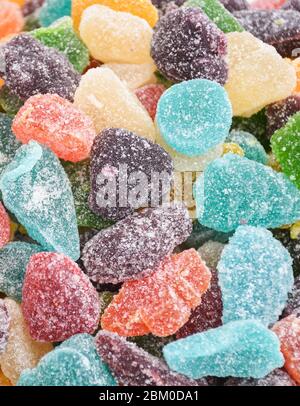 Bonbons de haricots gélifiés Gumdrops sous forme de framboises et de mûres dans une boîte à vendre sur un marché pendant la fête alimentaire. Dessert de fête pour enfants Banque D'Images