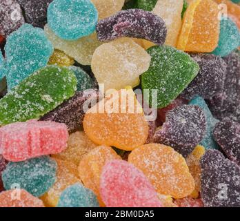 Bonbons de haricots gélifiés Gumdrops sous forme de framboises et de mûres dans une boîte à vendre sur un marché pendant la fête alimentaire. Dessert de fête pour enfants Banque D'Images