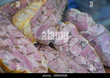Hacher le porc avec des organes d'animaux bouillis : langue, coeur, reins, viande et ail. Spécialité de Noël traditionnelle roumaine, hors-d'œuvre d'hiver nommé « toba » Banque D'Images