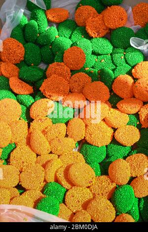 Bonbons de haricots gélifiés Gumdrops sous forme de framboises et de mûres dans une boîte à vendre sur un marché pendant la fête alimentaire. Dessert de fête pour enfants Banque D'Images