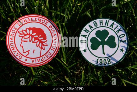 6 septembre 2019, Athènes, Grèce les emblèmes de clubs de football grec Panathinaikos Athènes et l'Olympiacos Le Pirée sur l'herbe verte du footbal Banque D'Images