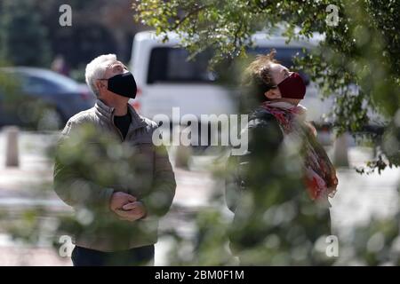 Sofia, Bulgarie - 30 mars 2020: Une femme et un homme portant des masques de protection à usage multiple pendant l'épicentre de la maladie de Coronavirus COVID-19 Banque D'Images