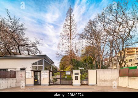 tokyo, japon - mars 20 2020: Entrée des jardins botaniques de Koishikawa avec la plaque de l'école de sciences de l'université de Banque D'Images