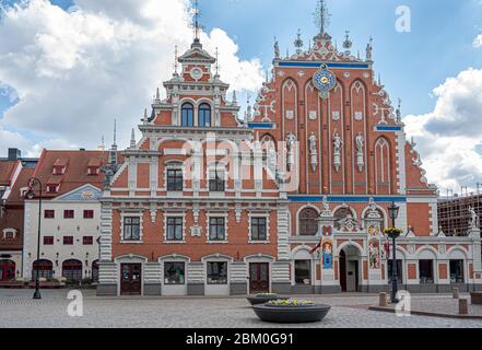 Vue sur la célèbre Maison des Black Heads pendant la journée dans la vieille ville de Riga, Lettonie. Banque D'Images