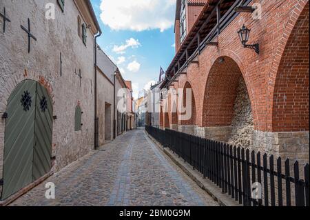 Petite rue médiévale dans le centre historique de Riga, Lettonie. Banque D'Images