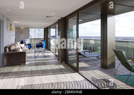 Espace commun avec portes ouvertes sur la terrasse sur le toit au dernier étage. Cumberland place, Southampton, Royaume-Uni. Architecte: O'Connell East Architects, Banque D'Images