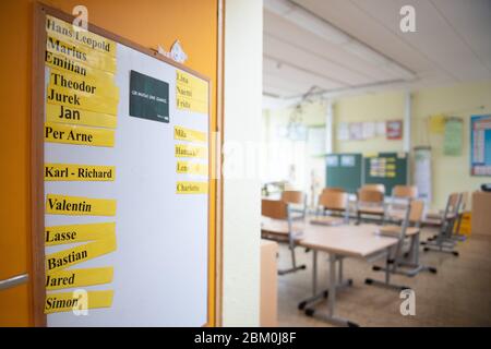 Dresde, Allemagne. 06e mai 2020. Un tableau noir avec des prénoms différents pour les garçons et les filles est suspendu à la porte d'une salle de classe vide dans une école primaire. Credit: Sebastian Kahnert/dpa-Zentralbild/dpa/Alay Live News Banque D'Images