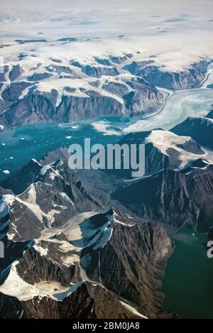 Côte ouest du Groenland, vue aérienne de glacier, montagnes et océan Banque D'Images