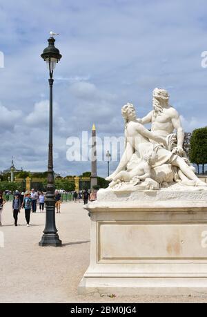 Copie de la Seine et la Marne, statue de Nicolas Coustou, 1712, au jardin des Tuileries avec l'Obélisque de Louxor. Paris, France. 13 août 2019. Banque D'Images