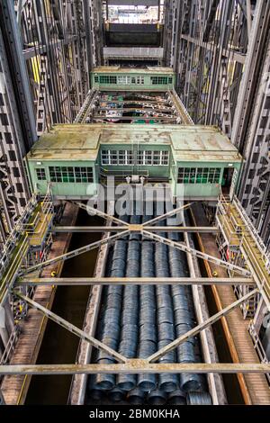 Navire Canal Lift Niederfinow en Bretagne-Chorin-Oderberg, Allemagne Banque D'Images