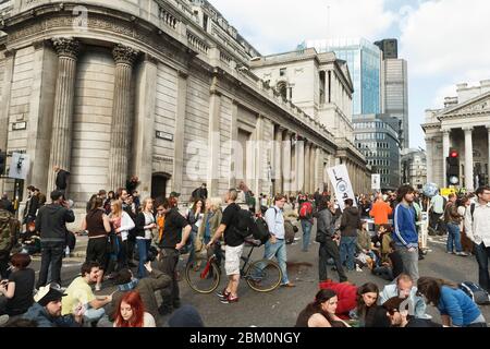 Contestataires anti G20, devant la Banque d'Angleterre, City of London, Royaume-Uni. 1 avril 2009 Banque D'Images