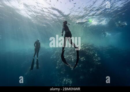 Fille Freediving à Blue Hole Dahab - Egypte Banque D'Images