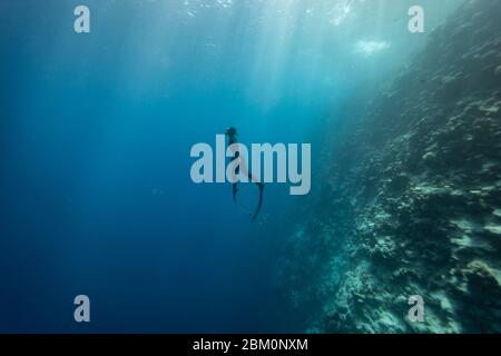 Fille Freediving à Blue Hole Dahab - Egypte Banque D'Images