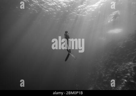 Fille Freediving à Blue Hole Dahab - Egypte Banque D'Images