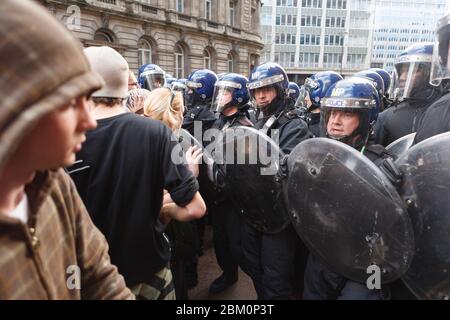 Des manifestants anti G20 affrontent la police en train d'émeutes, Queen Victoria Street, City of London, Royaume-Uni. 1 avril 2009 Banque D'Images