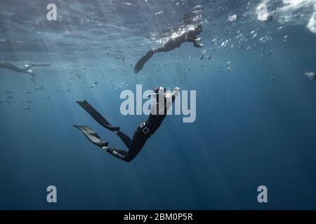 Fille Freediving à Blue Hole Dahab - Egypte Banque D'Images