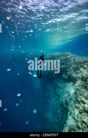 Fille Freediving à Blue Hole Dahab - Egypte Banque D'Images