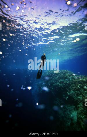 Fille Freediving à Blue Hole Dahab - Egypte Banque D'Images