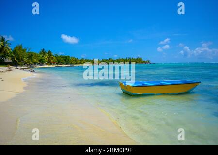 Une plage paradisiaque tropicale fanstastic à l'Ile aux Nattes, Madagascar. Le paradis sur terre. Bleu azur et eau turquoise, sable blanc propre Banque D'Images