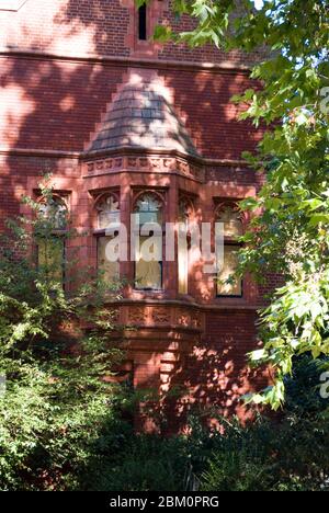 Red Brick terracotta Gothique St. Pauls Hotel The Melody Whisky Bar, 153 Hammersmith Road, Hammersmith, Londres W14 0QL by Alfred Waterhouse Banque D'Images