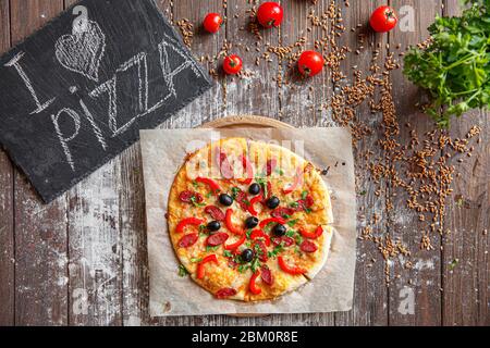 De dessus morceau de pizza sur un tableau avec j'aime pizza sur table en bois. J'adore le concept de pizza. Banque D'Images