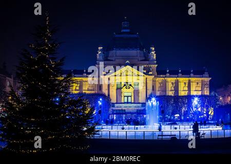 Photo nocturne du pavillon d'Art avec un espace de patinage dans la ville de Zagreb Banque D'Images