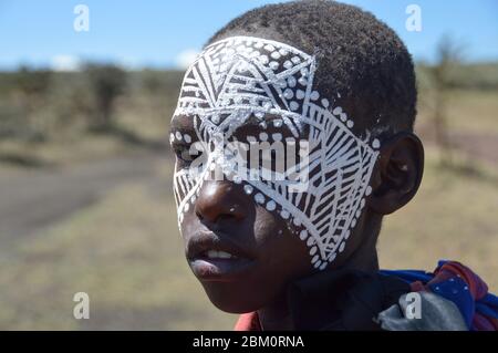 Un adolescent de Maasai avec le visage peint après la cérémonie 'emorata', qui est la circoncision et le droit de passage de devenir membre du guerrier ou ' Banque D'Images