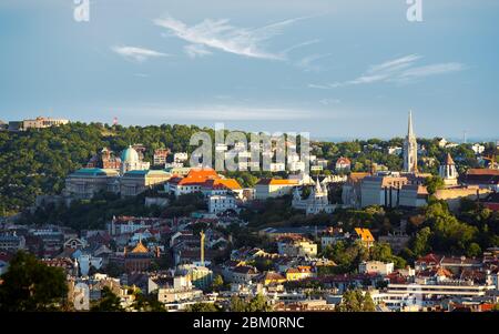 Paysage urbain aérien sur Budapest Hongrie. Inclus place Batthany, château royal de Buda, bastion de Fishermans et plus d'attractions. Banque D'Images