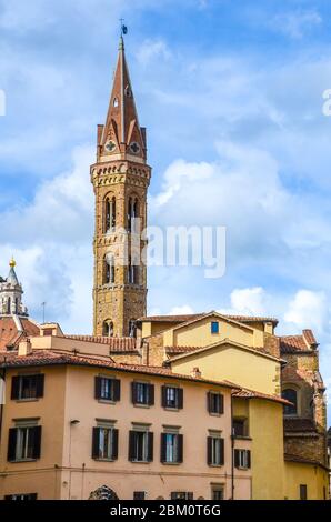 La tour de la Badia Fiorentina à Florence, Italie. Abbaye et église, qui abrite les Communautés monastiques de Jérusalem, situées sur la via del Proconsolo, au centre de la ville. Photo verticale. Banque D'Images