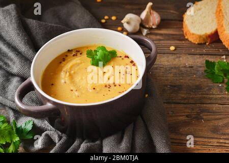 Soupe de crème de pois dans un bol sur fond de bois. Purée de pois et porridge. Banque D'Images